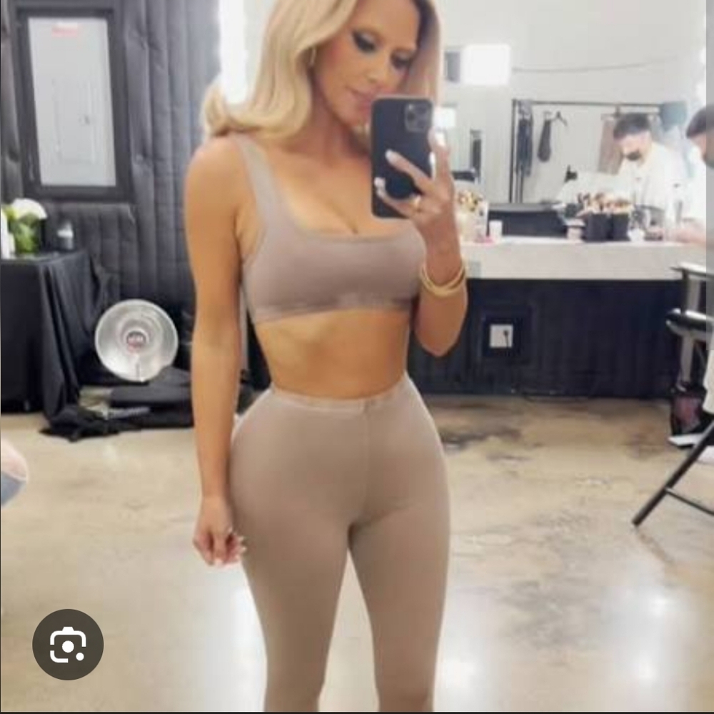 SKIMS Camel Outdoor Tshirt and Leggings Set - Picture 6 of 15